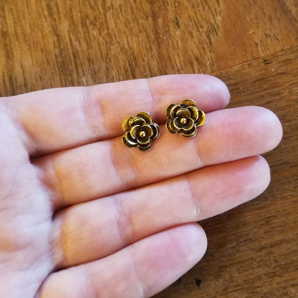 NWOT Gold Bronze Flower Studs - Picture 4 of 7